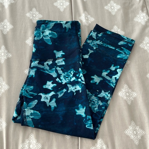 Old Navy Active Blue Floral Splash Print Cropped Workout Leggings Size S NWOT - Picture 1 of 4